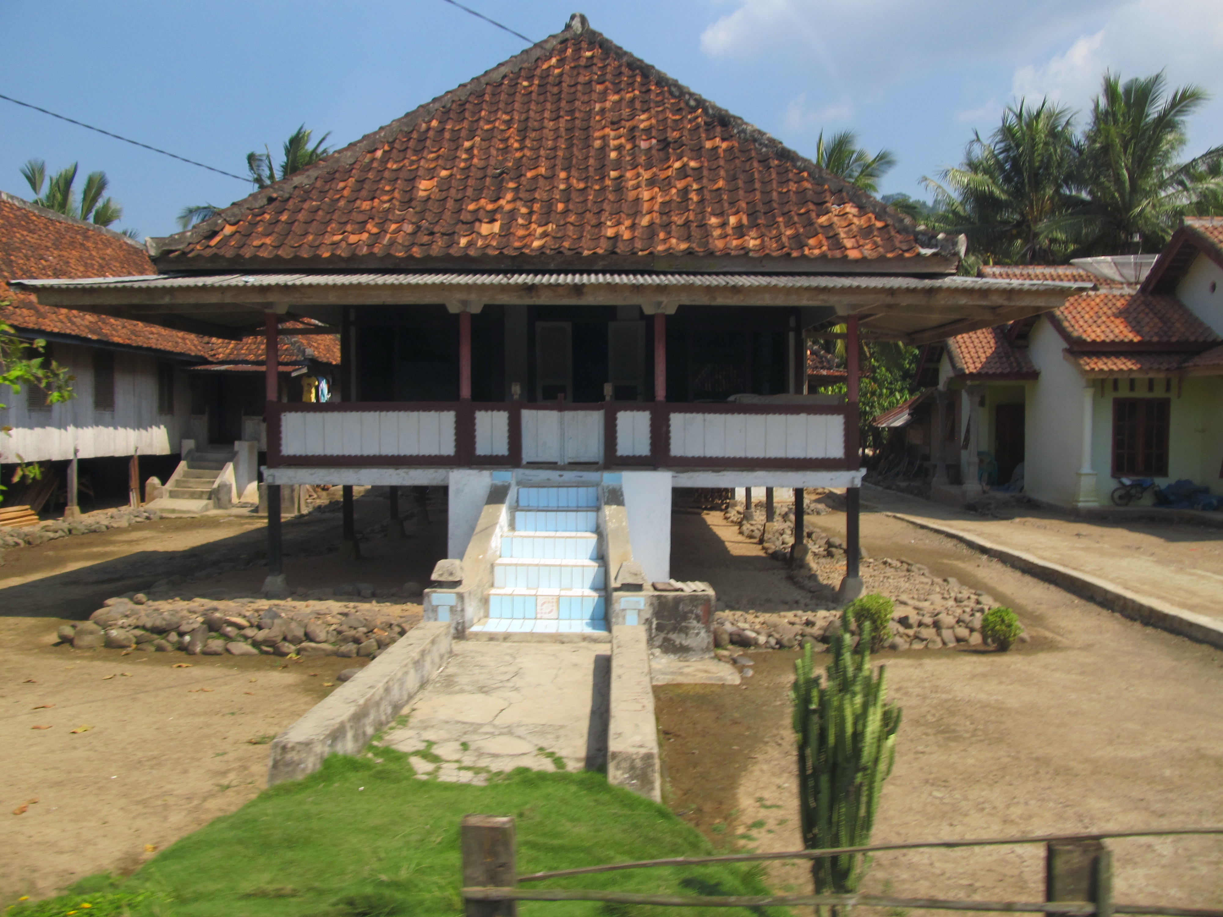 Rumah panggung sederhana yang menjadi ciri khas kampung-kampung 